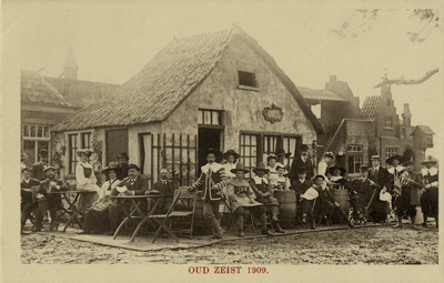 16199 Gezicht op de voorgevel van een nagemaakt café op de historische tentoonstelling OUD ZEIST te Zeist; met een ...